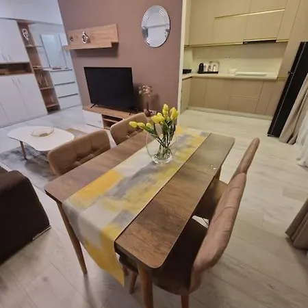 Bright Large 2br Apt With An Emperor-size Bed Apartman Bukarest