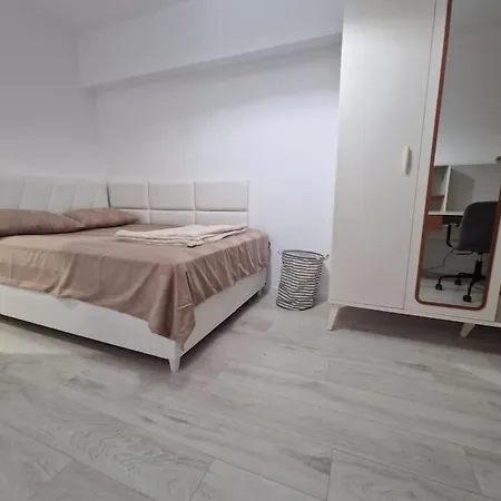 Bright Large 2br Apt With An Emperor-size Bed *
