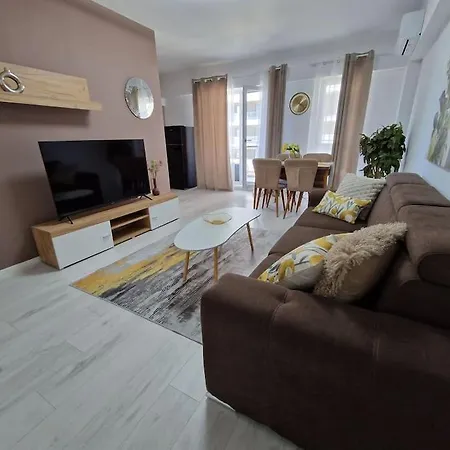 Bright Large 2br Apt With An Emperor-size Bed Apartment