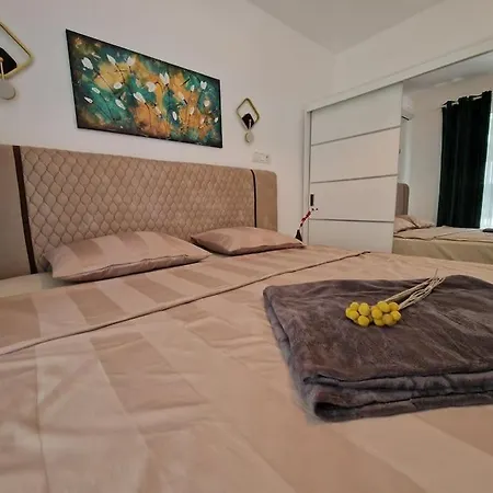 Bright Large 2br Apt With An Emperor-size Bed