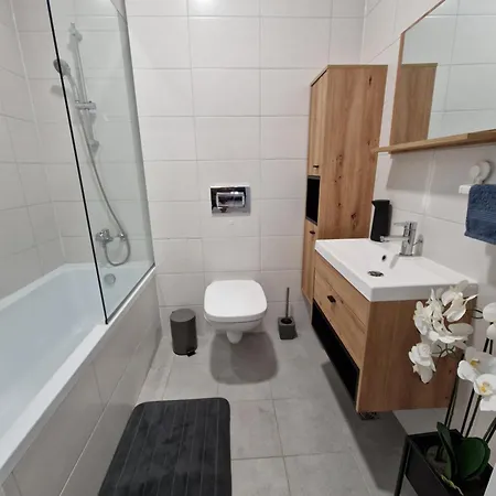 Bright Large 2br Apt With An Emperor-size Bed *